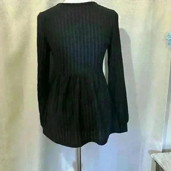 Woman’s Long Sleeve V Neck Top - Picture 4 of 6